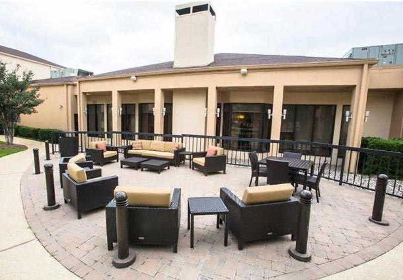 Courtyard By Marriott Dallas Arlington Entertainment District מראה חיצוני תמונה
