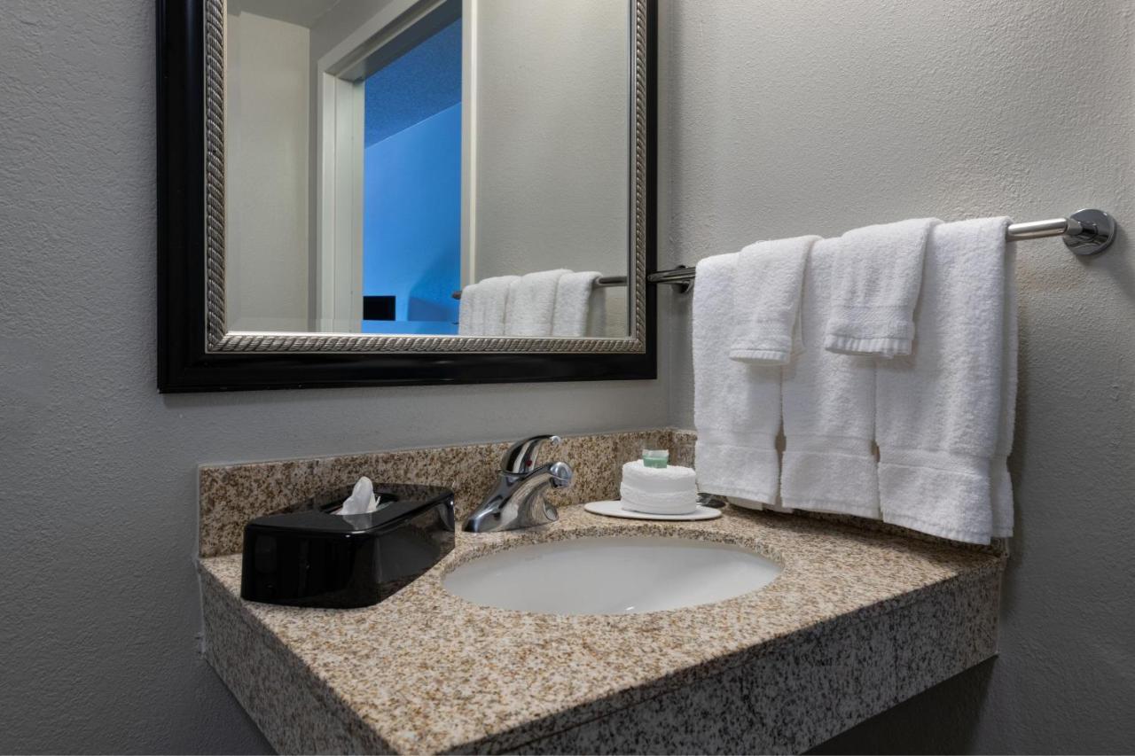 Courtyard By Marriott Dallas Arlington Entertainment District מראה חיצוני תמונה