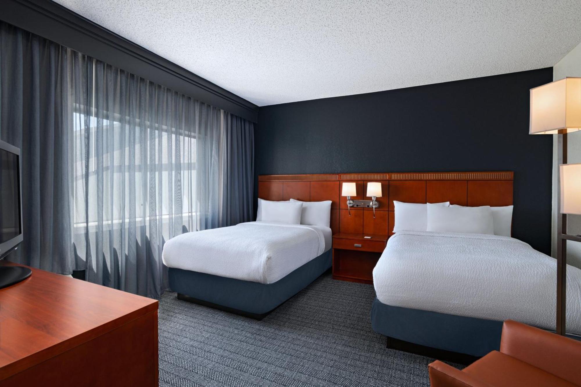 Courtyard By Marriott Dallas Arlington Entertainment District מראה חיצוני תמונה
