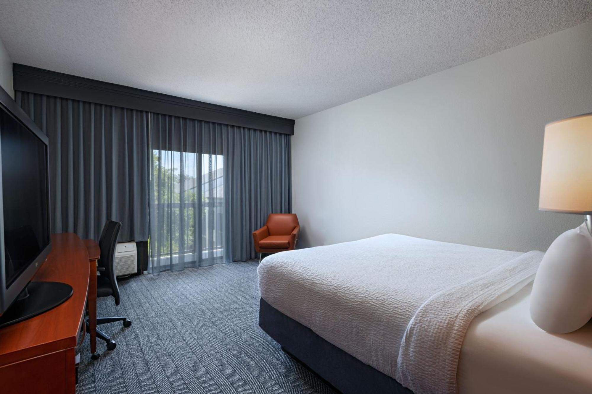 Courtyard By Marriott Dallas Arlington Entertainment District מראה חיצוני תמונה