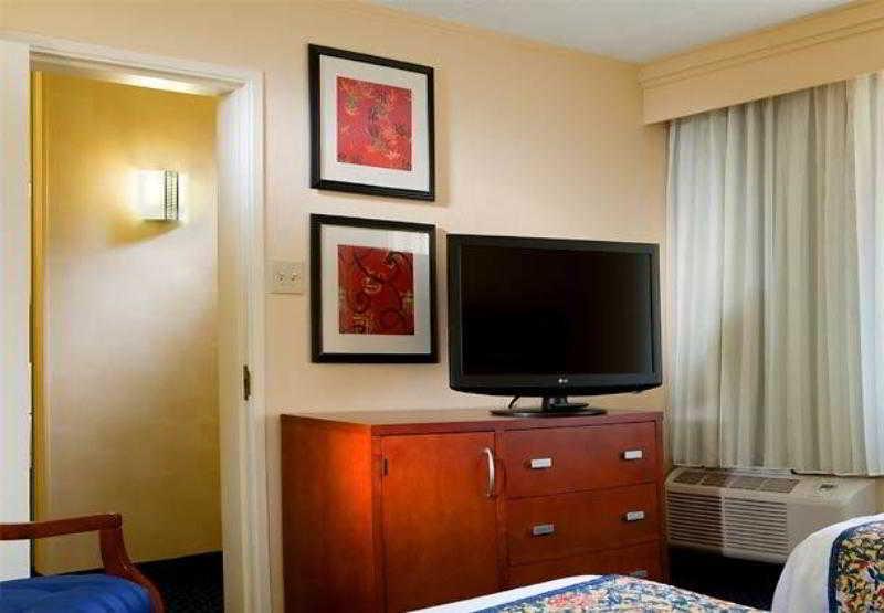 Courtyard By Marriott Dallas Arlington Entertainment District מראה חיצוני תמונה